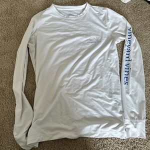 Vineyard vines shirt size XS runs as S/M